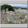 aus Wasserflaschen gebaute Altare an der Straße kurz vor Puerto Natales