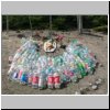 aus Wasserflaschen gebaute Altare an der Straße kurz vor Puerto Natales