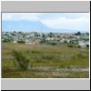 Blick auf Puerto Natales, im Hintergrund ein Pazifikfjord