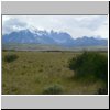 Fahrt in den Torres del Paine Nationalpark - am Horizont das Bergmassiv