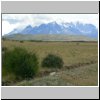 Fahrt in den Torres del Paine Nationalpark - am Horizont das Bergmassiv