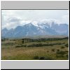 Fahrt in den Torres del Paine Nationalpark - am Horizont das Bergmassiv