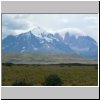 Fahrt in den Torres del Paine Nationalpark - am Horizont das Bergmassiv