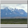 Fahrt in den Torres del Paine Nationalpark - am Horizont das Bergmassiv