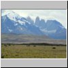 Fahrt in den Torres del Paine Nationalpark - am Horizont das Bergmassiv