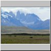 Fahrt in den Torres del Paine Nationalpark - am Horizont das Bergmassiv