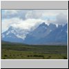 Fahrt in den Torres del Paine Nationalpark - am Horizont das Bergmassiv