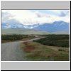 Fahrt in den Torres del Paine Nationalpark - am Horizont das Bergmassiv