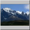 Torres del Paine NP - Landschaft mit Blick auf die Torres in der Nähe des Parkeingangs bei der Laguna Amarga