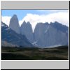 Torres del Paine NP - Landschaft mit Blick auf die Torres in der Nähe des Parkeingangs bei der Laguna Amarga