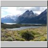 Torres del Paine NP - am Südufer des Lago Nordenskjöld, Blick auf die Torres- und Cuernos-Gipfel