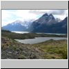 Torres del Paine NP - am Südufer des Lago Nordenskjöld, Blick auf die Torres- und Cuernos-Gipfel