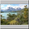 Torres del Paine NP - Blick vom Campingplatz am Ufer des Lago Pehoé auf die Cuernos-Gipfel