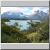 Torres del Paine NP - Blick vom Campingplatz am Ufer des Lago Pehoé auf die Cuernos-Gipfel