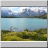 Torres del Paine NP - Blick vom Campingplatz am Ufer des Lago Pehoé auf die Cuernos-Gipfel