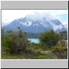 Torres del Paine NP - Blick vom Campingplatz am Ufer des Lago Pehoé auf die Cuernos-Gipfel