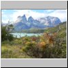 Torres del Paine NP - Blick vom Campingplatz am Ufer des Lago Pehoé auf die Cuernos-Gipfel