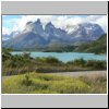 Torres del Paine NP - Blick vom Campingplatz am Ufer des Lago Pehoé auf die Cuernos-Gipfel