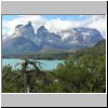 Torres del Paine NP - Blick vom Campingplatz am Ufer des Lago Pehoé auf die Cuernos-Gipfel