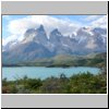 Torres del Paine NP - Blick vom Campingplatz am Ufer des Lago Pehoé auf die Cuernos-Gipfel