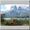 Torres del Paine NP - Blick vom Campingplatz am Ufer des Lago Pehoé auf die Cuernos-Gipfel