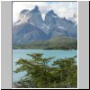 Torres del Paine NP - Blick vom Campingplatz am Ufer des Lago Pehoé auf die Cuernos-Gipfel