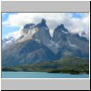 Torres del Paine NP - Blick vom Campingplatz am Ufer des Lago Pehoé auf die Cuernos-Gipfel