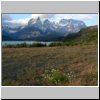 Torres del Paine NP - Blick auf den Lago Pehoé und die Cuernos-Gipfel in der Abenddämmerung