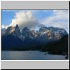 Torres del Paine NP - Blick auf den Lago Pehoé und die Cuernos-Gipfel in der Abenddämmerung