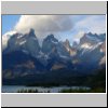 Torres del Paine NP - Blick auf den Lago Pehoé und die Cuernos-Gipfel in der Abenddämmerung