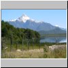 unterwegs auf der Carretera Austral zwischen Puerto Aisen und Puyuhuapi, ein See und im Hintergrund der Cerro Cathedral (2060 m)