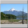 unterwegs auf der Carretera Austral zwischen Puerto Aisen und Puyuhuapi, ein See und im Hintergrund der Cerro Cathedral (2060 m)