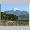 unterwegs auf der Carretera Austral zwischen Puerto Aisen und Puyuhuapi, ein See und im Hintergrund der Cerro Cathedral (2060 m)