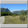 unterwegs auf der Carretera Austral bei Puyuhuapi, Gebirgslandschaft mit Gletscher im Hintergrund