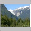 unterwegs auf der Carretera Austral bei Puyuhuapi, Gebirgslandschaft mit Gletscher im Hintergrund