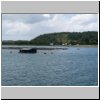 Fährenüberfahrt zur Insel Chiloé - Ostküste der Insel, Lachsfarmen (?)