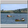 Fährenüberfahrt zur Insel Chiloé - Fischerboote an der Ostküste der Insel