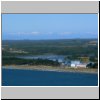 Insel Chiloé - Blick auf die Küste bei Ancud von einem Aussichtshügel am Rande der Stadt, im Hintergrund die verschneiten Andengipfel