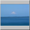 Insel Chiloé - Blick auf die Küste bei Ancud von einem Aussichtshügel am Rande der Stadt, im Hintergrund die Festlandküste und der Gipfel des Vulkans Osorno
