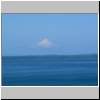 Insel Chiloé - Blick auf die Küste bei Ancud von einem Aussichtshügel am Rande der Stadt, im Hintergrund die Festlandküste und der Gipfel des Vulkans Osorno