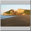 Insel Chiloé - Strand und ein Felsen in der Nähe vom Campingplatz Playa Gaviotas bei Ancud