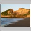 Insel Chiloé - Strand und ein Felsen in der Nähe vom Campingplatz Playa Gaviotas bei Ancud