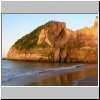 Insel Chiloé - Strand und ein Felsen in der Nähe vom Campingplatz Playa Gaviotas bei Ancud