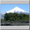 erstarrter Lavastrom vor dem Vulkan Osorno