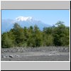 erstarrter Lavastrom des Vulkans Osorno, hinten ein Vulkan (?)