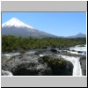 Petrohue  Stromschnellen und der Vulkan Osorno, rechts ein anderer Vulkan