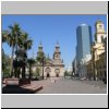 Santiago de Chile  Plaza de Armas, vorne die Kathedrale, links das Denkmal von Pedro de Valdivia, Gründer von Santiago