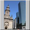 Santiago de Chile  die Kathedrale und ein modernes Hochhaus an der Plaza de Armas