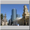 Santiago de Chile  die Kathedrale, ein modernes Hochhaus und weitere Gebäude an der Plaza de Armas