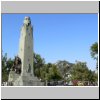 Santiago de Chile  Denkmal Monumento a las Glorias Navales im Grüngurtel nördlich des Zentrums, hinten rechts der Cerro San Cristobal mit der Marienstatue